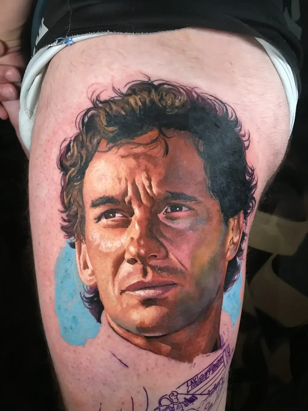 Tatuagem colorida de criança indígena