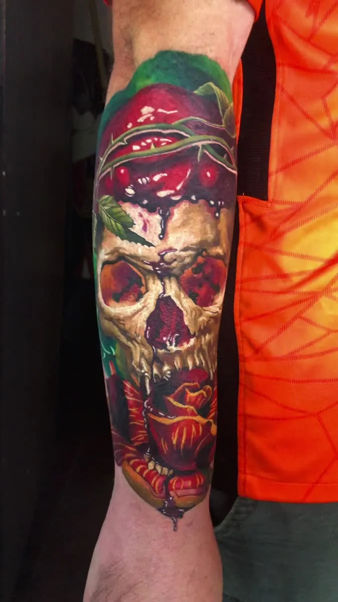 Tatuagem em preto e cinza de mulher indígena