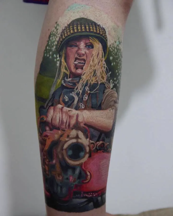 Tatuagem colorida de soldada