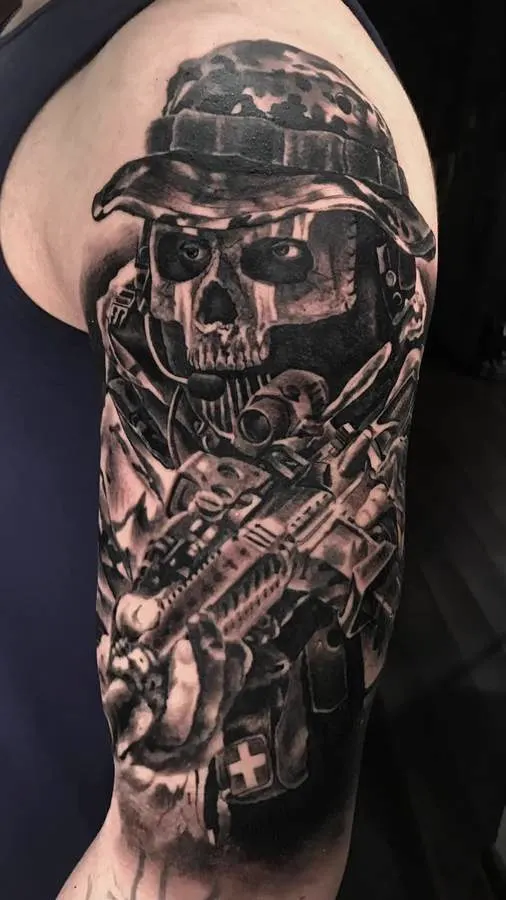 Tatuagem em preto e cinza de soldado caveira