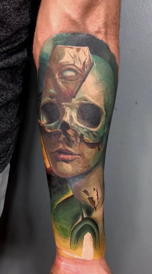 Tatuagem colorida de máscara e caveira