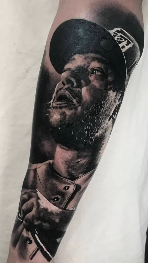 Tatuagem em preto e cinza de retrato masculino