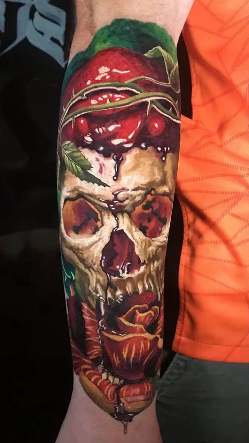 Tatuagem colorida de caveira com cereja e rosa