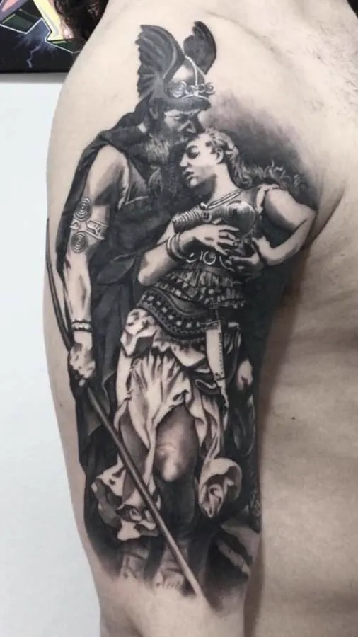 Tatuagem em preto e cinza de estátua