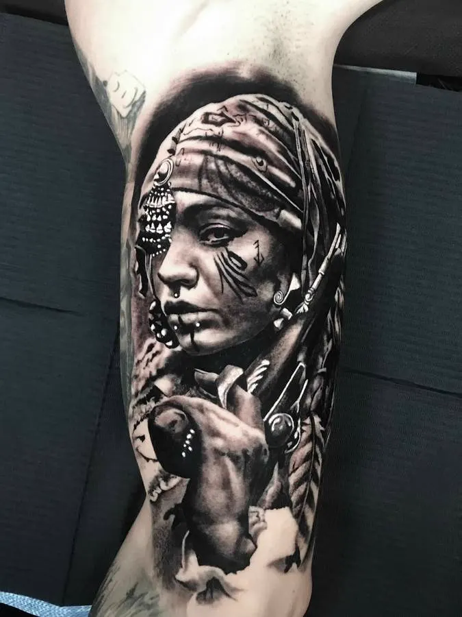 Detalhe de tatuagem em preto e cinza feita pelo Geysler