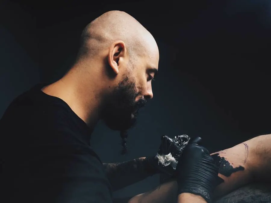 Geysler Rodrigues tatuando